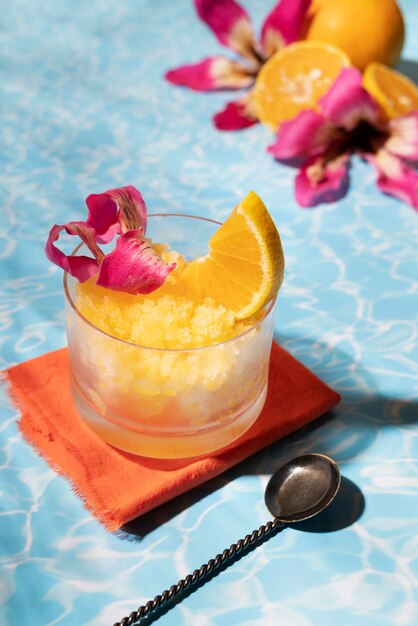 Hoge hoek smakelijk granita-dessert met bloemenarrangement