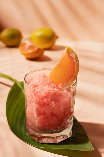 Hoge hoek smakelijk granita-dessert met grapefruit