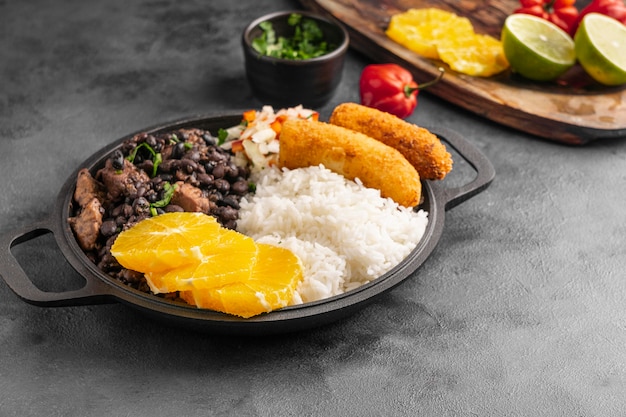 Hoge hoek smakelijke Braziliaanse schotel met sinaasappel