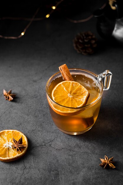 Hoge hoek smakelijke drank met oranje plak