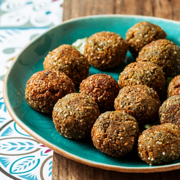 Hoge hoek smakelijke falafel op plaat