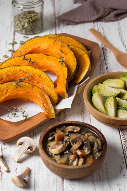 Hoge hoek smakelijke gebakken pompoenplakken