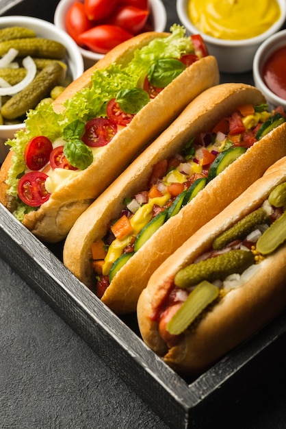 Hoge hoek smakelijke hotdogs met groenten