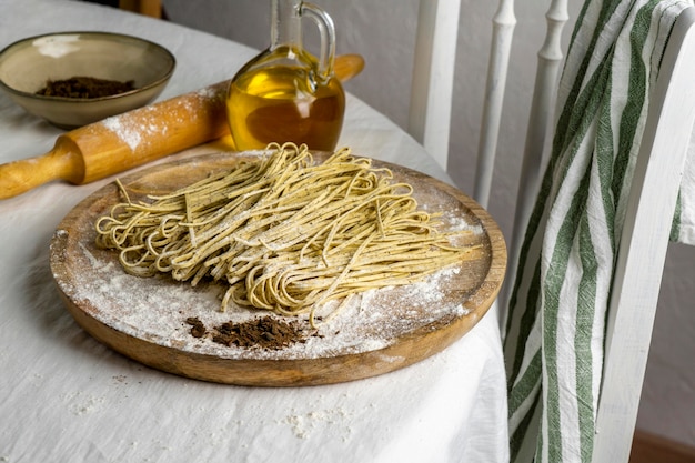 Hoge hoek smakelijke noedels op een houten bord