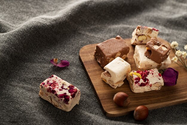 Hoge hoek smakelijke nougats op een houten bord