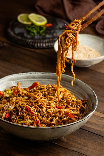 Hoge hoek smakelijke samenstelling van noedels op een tafel