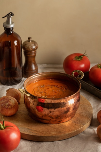 Gratis foto hoge hoek smakelijke tomatenroomsoep