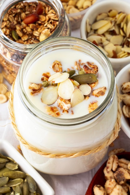 Hoge hoek smakelijke yoghurtpot met granen