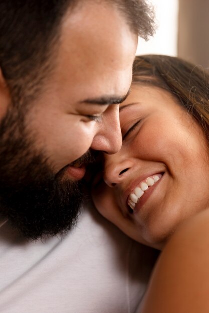 Hoge hoek smiley man en vrouw poseren