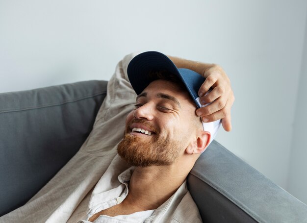 Hoge hoek smiley man poseren met trucker hoed