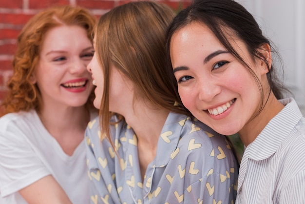 Hoge hoek smiley vriendinnen op pijama party