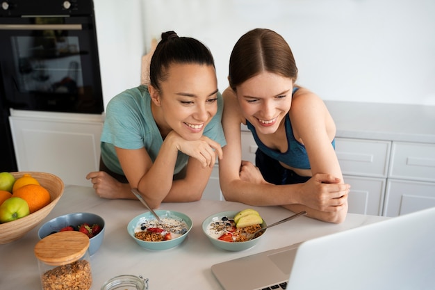 Gratis foto hoge hoek smiley vrouwen in de keuken