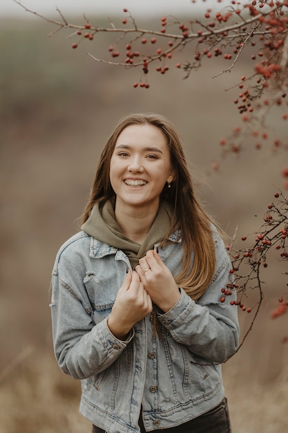 Hoge hoek smileyvrouw die aard ontdekt