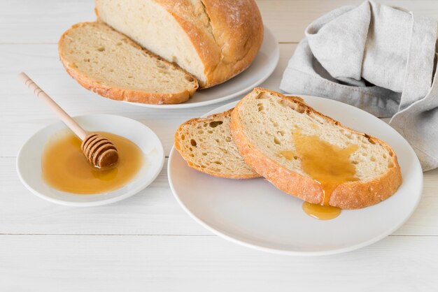 Hoge hoek sneetjes brood met honing