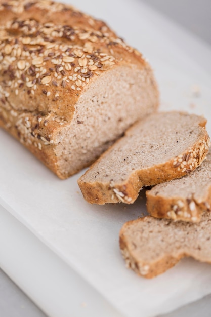 Hoge hoek sneetjes brood met zaden