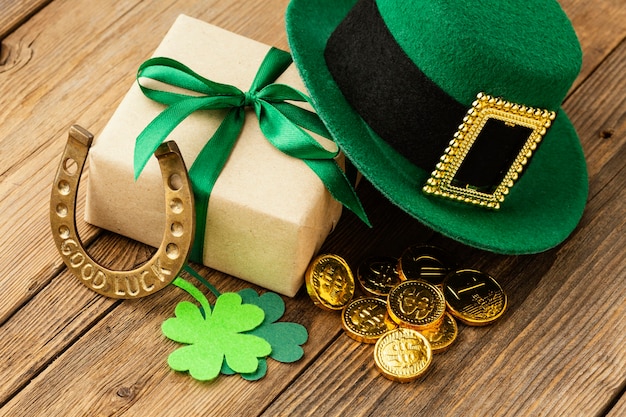 Gratis foto hoge hoek st patrick items arrangement