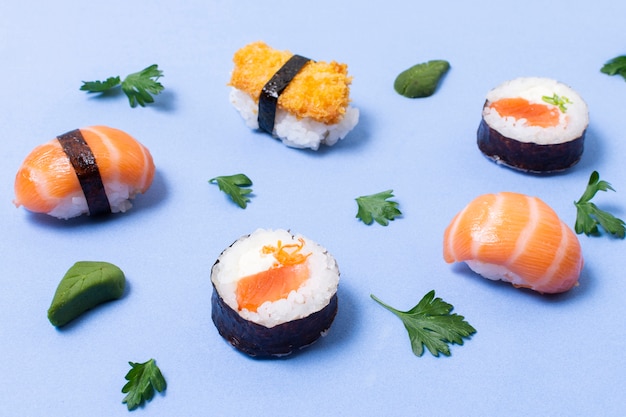 Gratis foto hoge hoek sushi op tafel