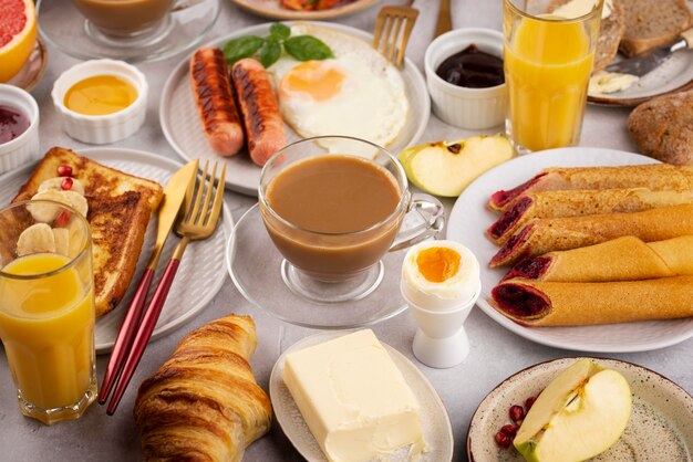 Hoge hoek tafel vol met heerlijke eten arrangement