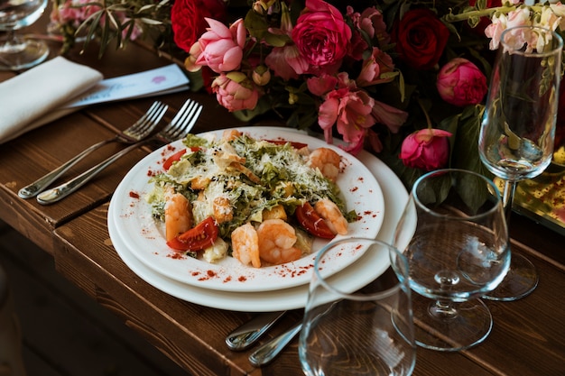 Hoge hoek tafelopstelling met heerlijk eten