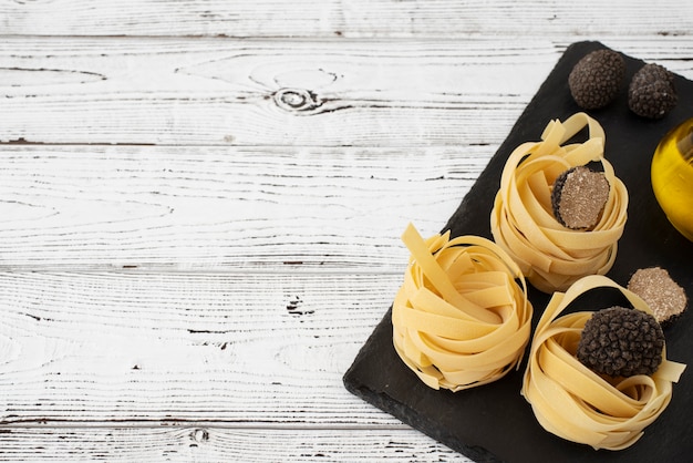 Gratis foto hoge hoek truffels en pasta