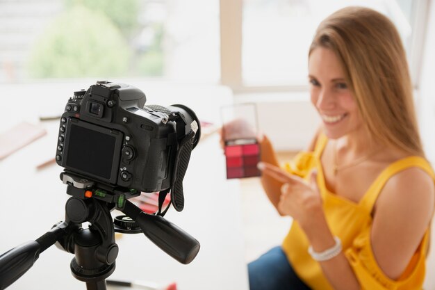 Hoge hoek tutorial-tijd met mooie vrouw