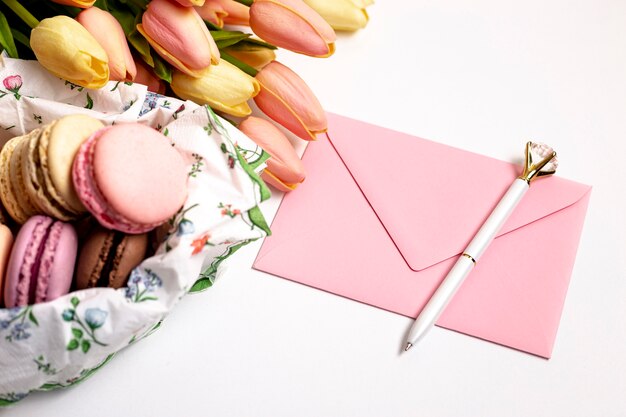 Gratis foto hoge hoek valentines macarons en tulpen