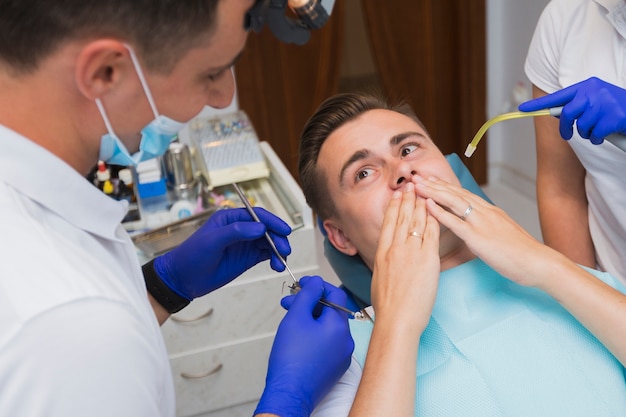 Hoge hoek van bang patiënt bij tandarts
