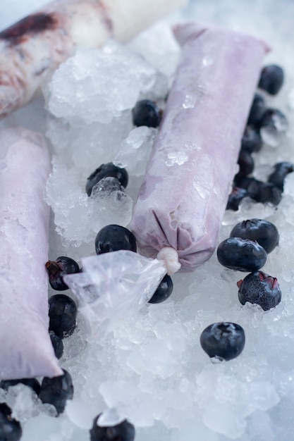Gratis foto hoge hoek van bevroren braziliaans fruitdessert