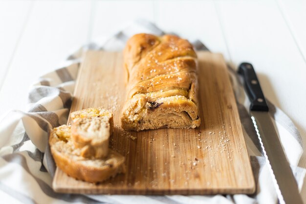 Hoge hoek van brood op bijl op houten tafel