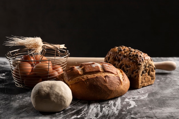 Hoge hoek van broodassortimenten op tafel