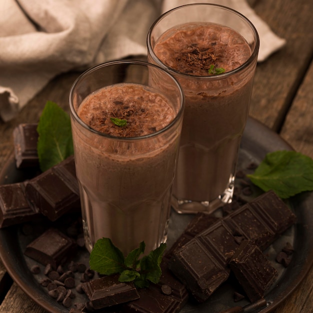 Hoge hoek van chocolade milkshakeglazen op dienblad