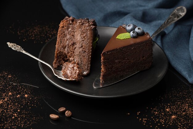 Hoge hoek van chocoladetaartplakken met lepel