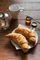 Gratis foto hoge hoek van croissants in een plaat