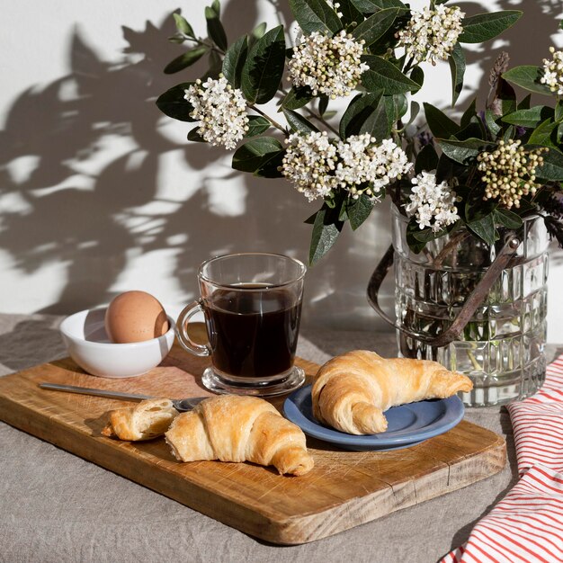 Hoge hoek van croissants op plaat met koffie