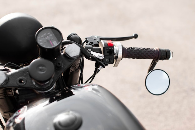 Hoge hoek van de close-up de oude motorfiets