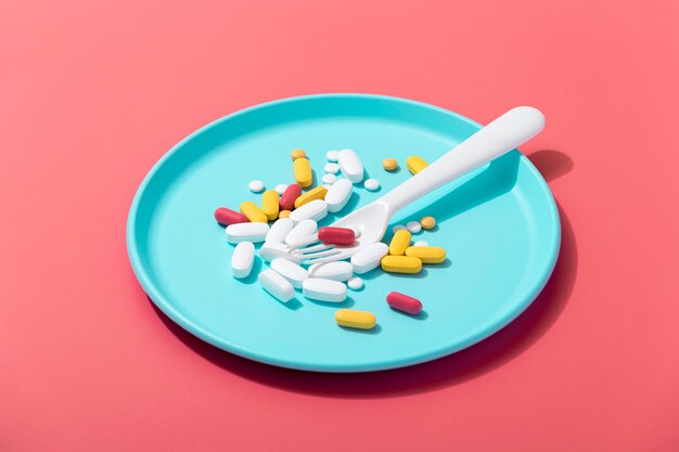 Hoge hoek van de dienblad met pillen en plastic vork
