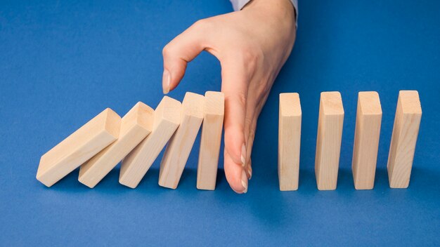 Hoge hoek van de hand met ecnomie concept