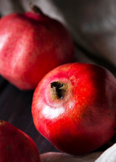 Hoge hoek van de herfstgranaatappels