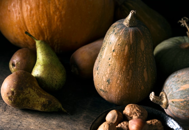 Gratis foto hoge hoek van de herfstpompoen en fruit