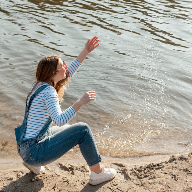 Gratis foto hoge hoek van de vrouw genieten van haar tijd aan het meer