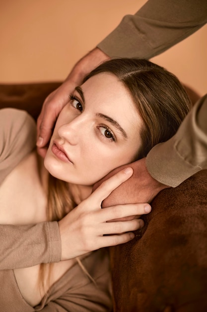 Gratis foto hoge hoek van de vrouw op de bank met man haar gezicht aan te raken