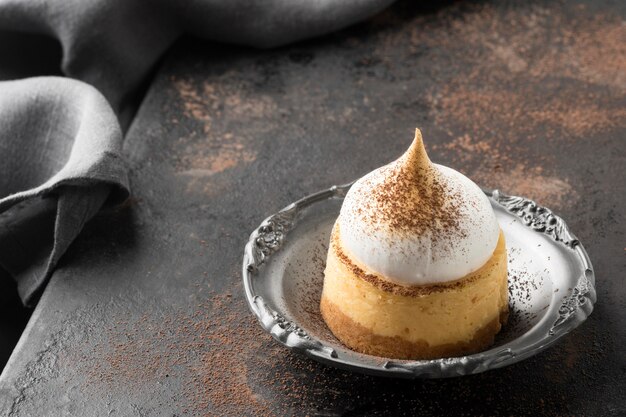 Hoge hoek van dessert op plaat