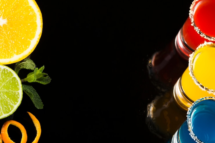 Gratis Foto hoge hoek van drie gekleurde borrelglaasjes met cocktails