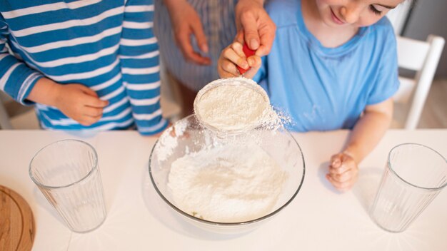 Hoge hoek van familie thuis koken