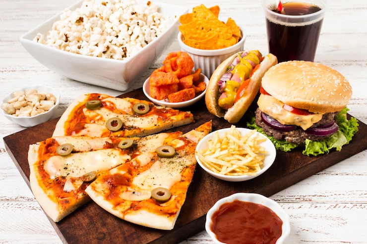 Gratis Foto hoge hoek van fastfood op witte tafel