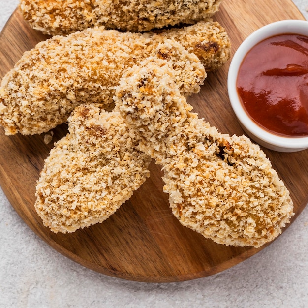 Hoge hoek van gebakken kippenpoten met saus