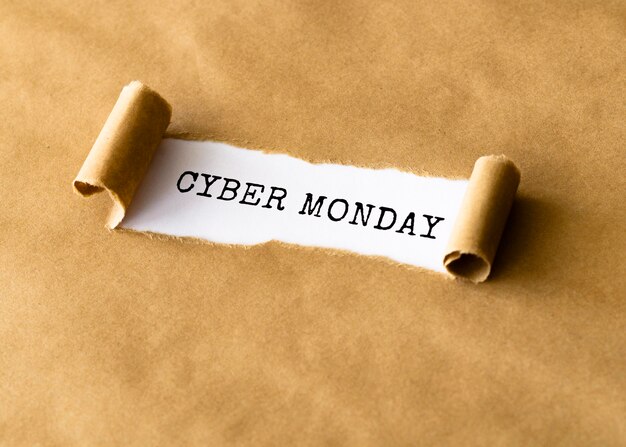 Hoge hoek van gescheurd papier voor cybermaandag