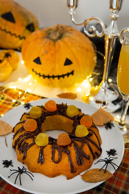 Hoge hoek van halloween-voedselregeling concept