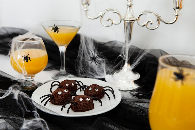 Gratis foto hoge hoek van halloween-voedselregeling concept