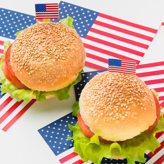 Hoge hoek van hamburgers met Amerikaanse vlaggen